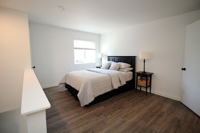 Building Photo - Super Charming FULLY FURNISHED 1 Bedroom M...