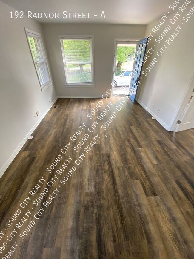 Building Photo - 5 miles to downtown * 2BR duplex available...