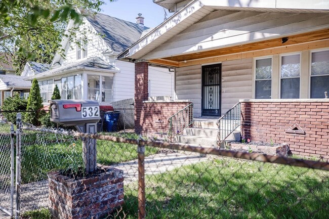 Building Photo - Spacious and Beautidul Four Bedroom Home!