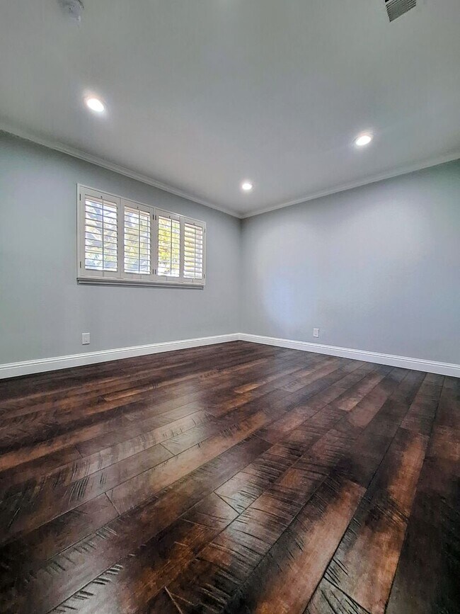 Building Photo - Beatifully Remodeled 3bd Single Story Hous...