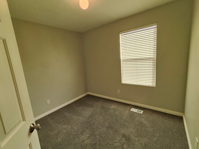Building Photo - Spectacular 3-Bedroom Draper Townhouse with Garage
