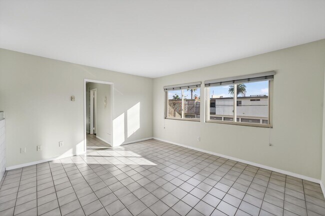 Building Photo - Gorgeous 2 Bedroom inside Gated Community! Close to Beach