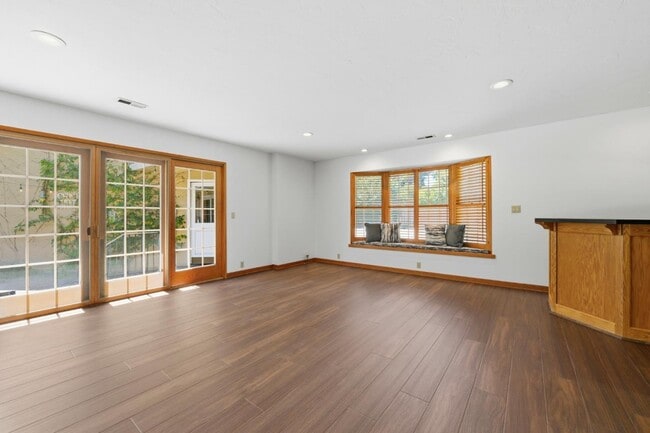 Building Photo - 1825 White Oak Dr