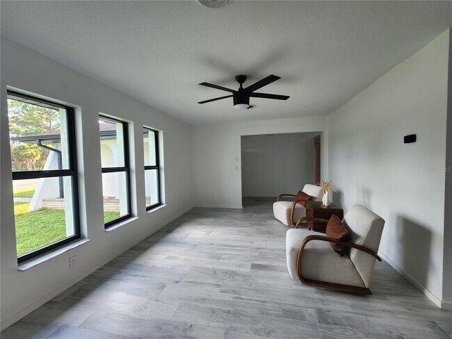 Building Photo - 900 Crestwood Rd