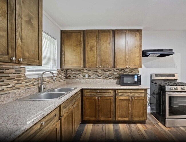 Building Photo - 6043 Lyndhurst Dr