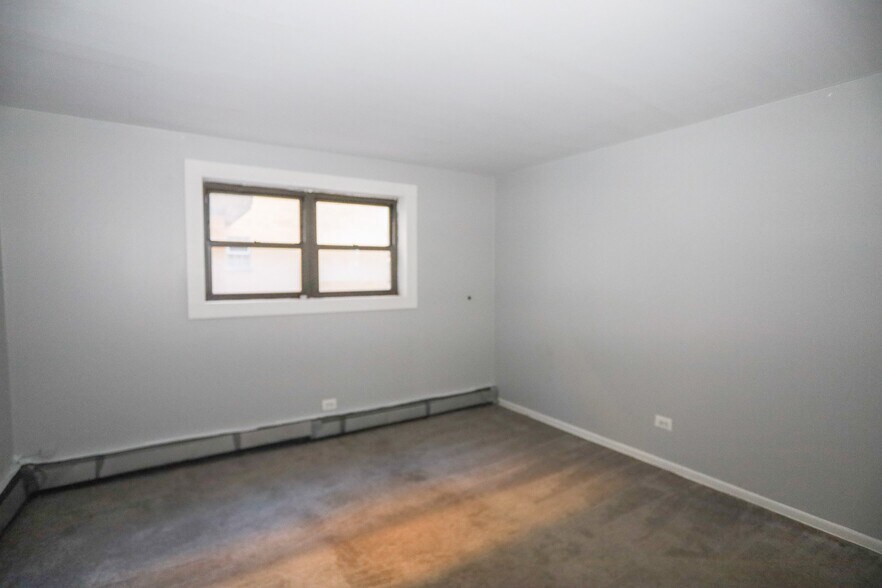 Building Photo - 9012 Lamon Ave