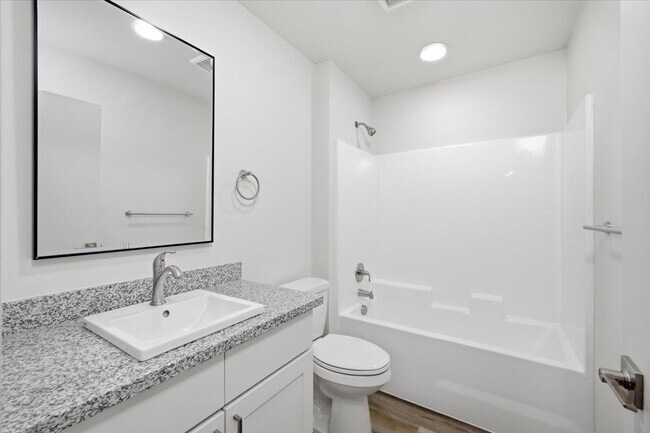 Building Photo - 2028 Sunset Dr