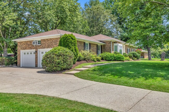Building Photo - One level living in the heart of Brentwood