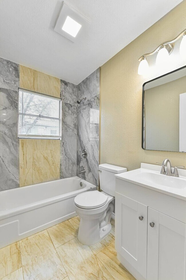 Building Photo - 1106 Brewster Ave