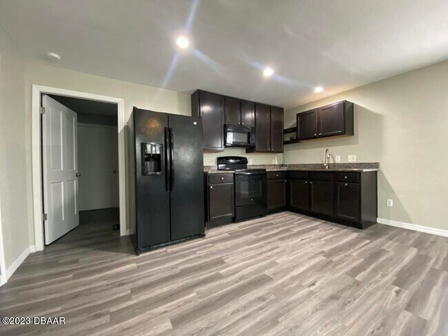 Building Photo - 215 N Oleander Ave