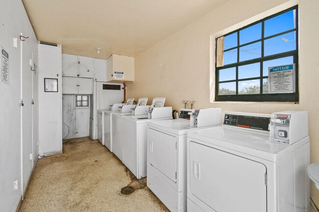 Building Photo - 324 Southwind Dr