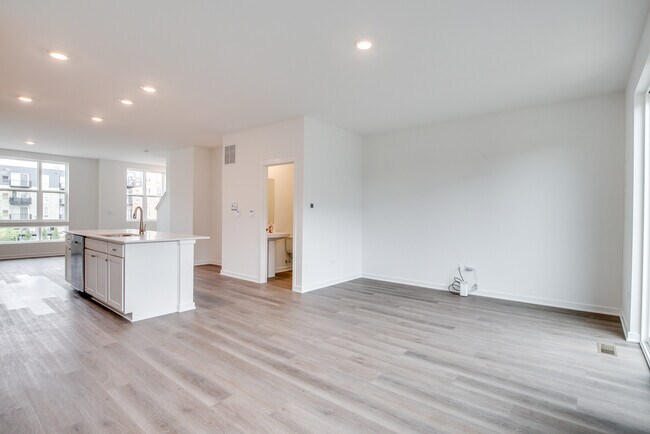 Building Photo - 382 Summit Cir