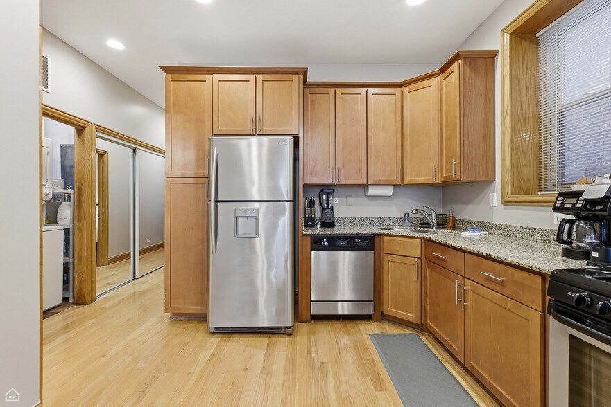 Building Photo - 1353 S California Ave