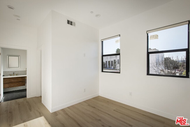 Building Photo - 2651 Vineyard Ave