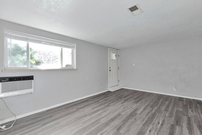 Building Photo - Adorable 2bedroom 1 bathroom Apartment