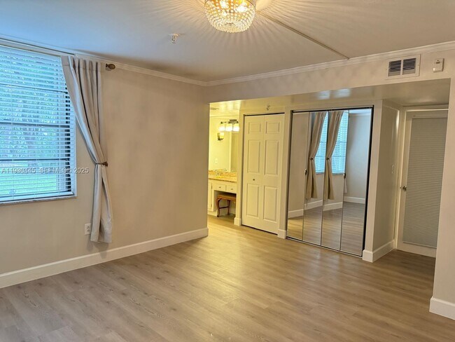 Building Photo - 671 NE 195th St