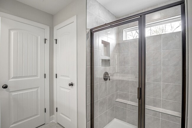 Building Photo - Updated Townhome with 1 Car Garage - close to Southpoint!