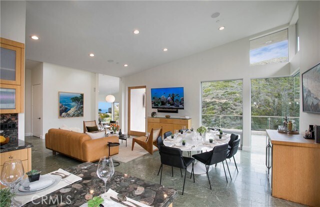 Building Photo - 533 Temple Hills Dr