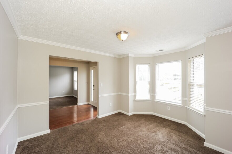 Building Photo - 375 Birchmere Close SW