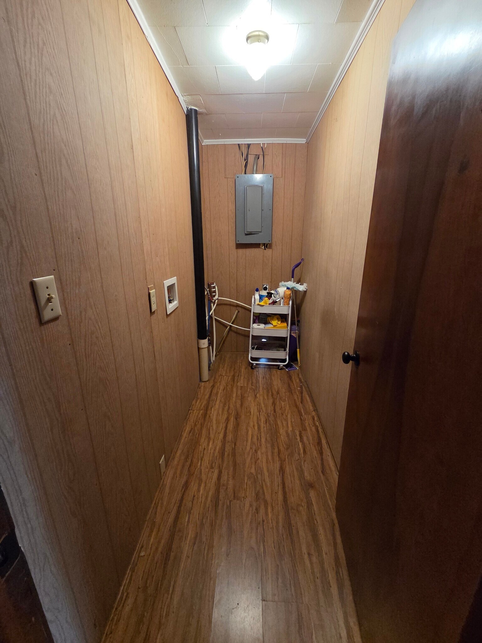 Laundry Room with Washer/Dryer Hookups - 1004 Rock Castle Ln SE