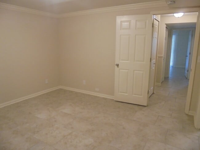 Building Photo - 1114 Stratford Ln