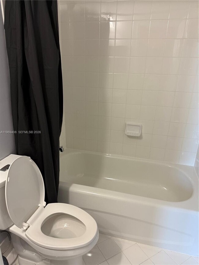 Building Photo - 2402 NE 41st Pl