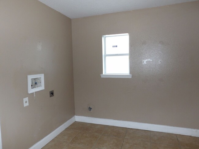 Building Photo - 4 Bedroom 2.5 Bath 2 Car garage Carole Arc...