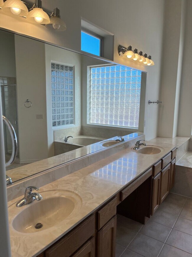 Building Photo - Elegant, spacious 3/2.5 home in gated LaPrivada