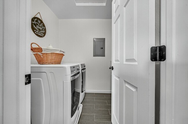 Building Photo - Beautifully updated 3-bedroom home close t...