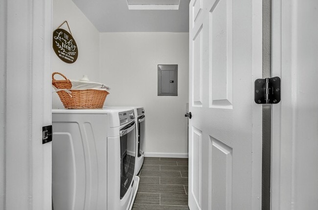 Building Photo - Beautifully updated 3-bedroom home close to shopping