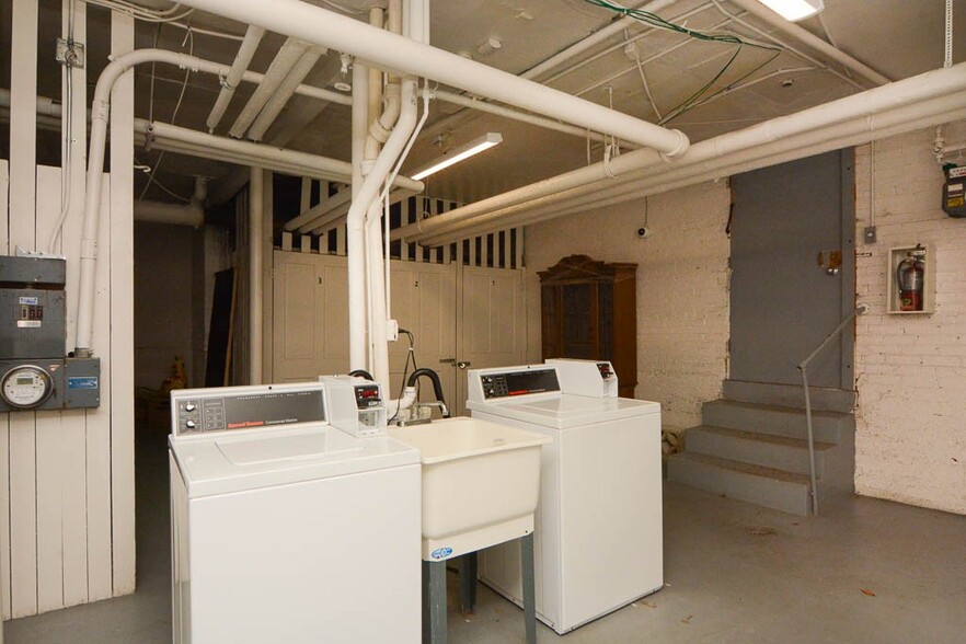 Building Photo - 2428 N Sawyer Ave