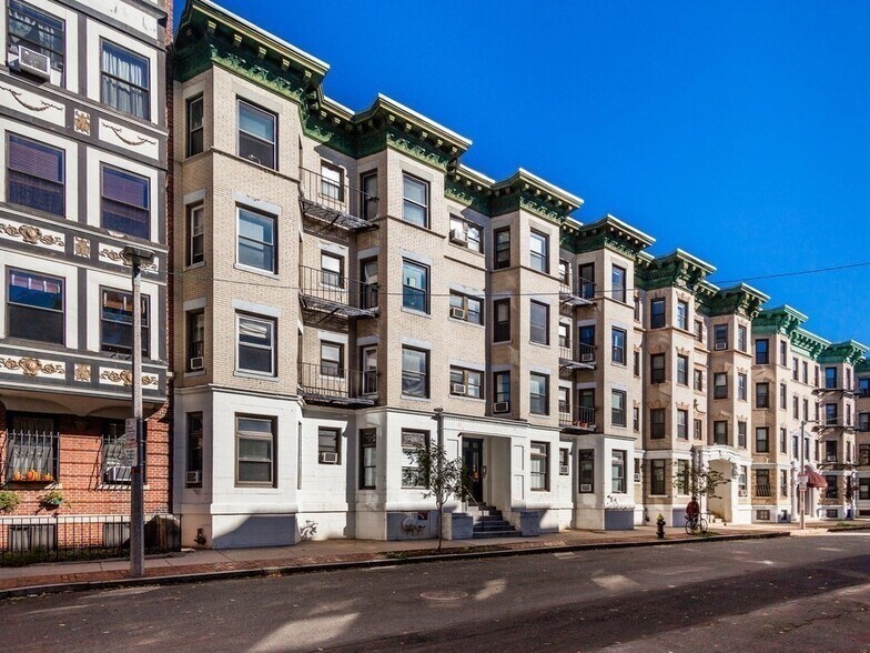 Building Photo - 65 Burbank St