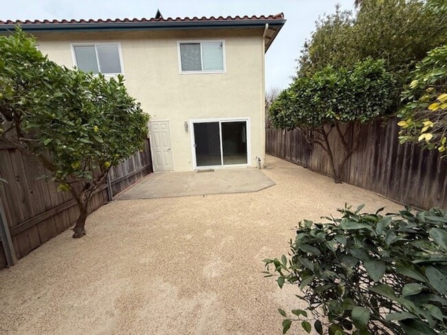 Building Photo - Hidden Valley Townhome Available