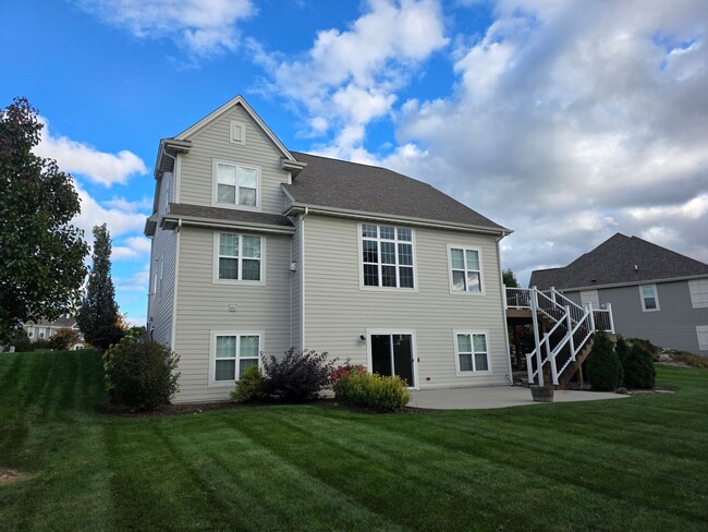 Building Photo - Like New 5 bedroom Pewaukee home in Broken...