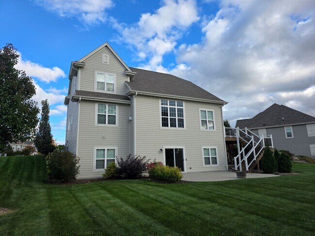 Building Photo - W239N3743 River Birch Ct