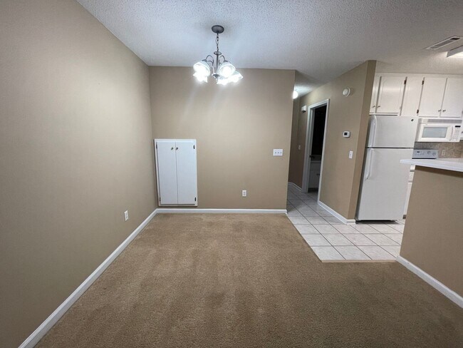 Building Photo - Foxchase Subdivision:  MOVE IN READY!!!!  ...