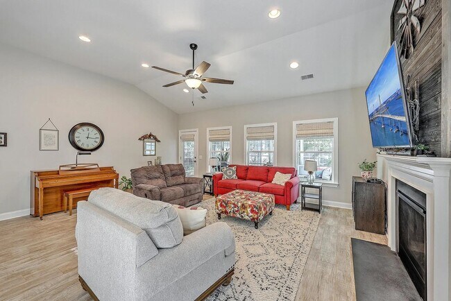 Building Photo - 4 Bedroom 3.5 Bath House in St. Johns Lake - Johns Island