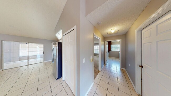 Building Photo - Large 3 bedroom 2 bath home in Deltona wit...