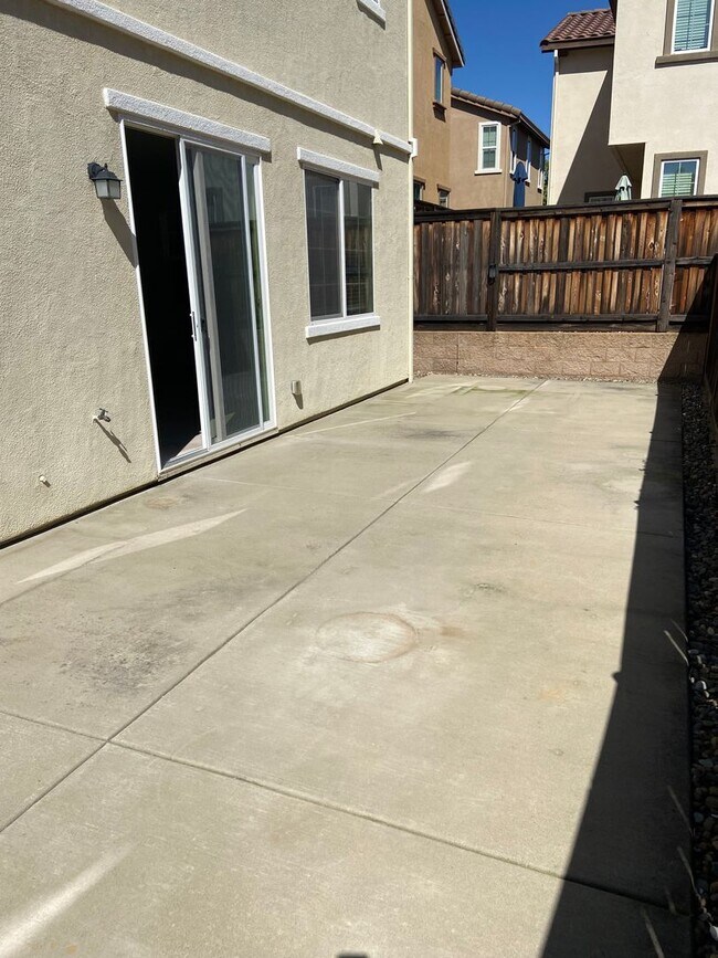Building Photo - Close to Folsom High School! - 3 Bdrm, 2.5 bath