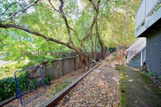 Building Photo - 3-Bedroom, 3-Bath Home with Expansive View...