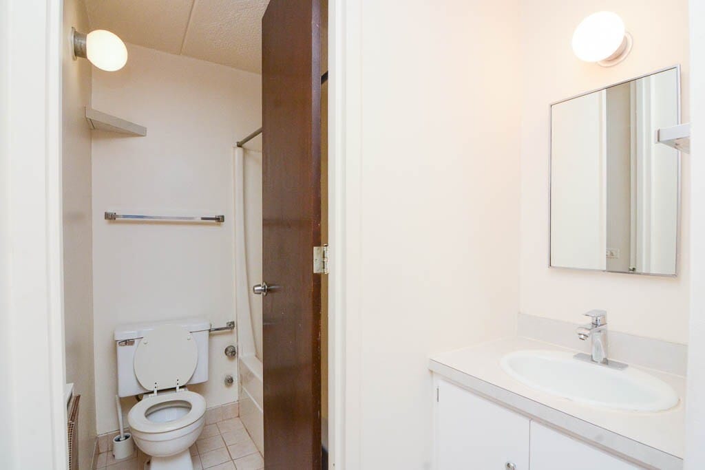 Building Photo - 702 W Wellington Ave