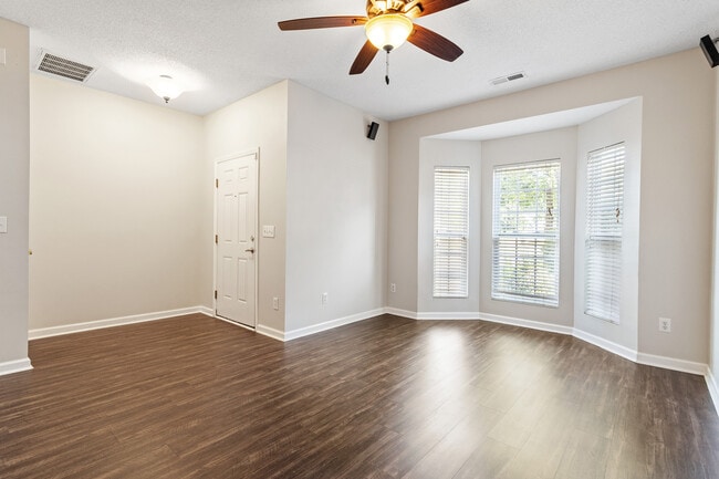 Building Photo - 1 Edgebrook Cir