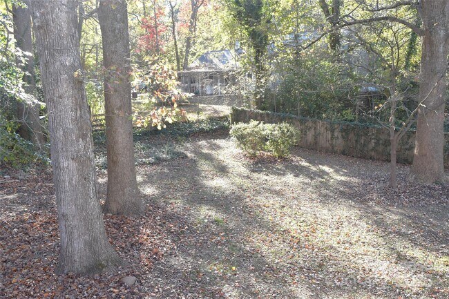 Building Photo - 320 W Stewart Ave