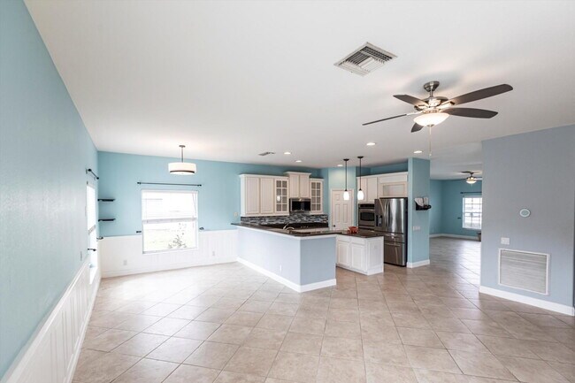 Building Photo - Rare 5 Bedroom Pool Home in Gated Community