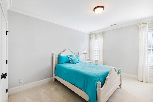 Building Photo - Elegant 5 bedroom home in Bedford!