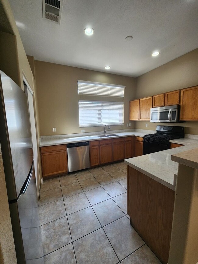 Building Photo - A Fabulous 3 Bedroom Townhome In North Las...