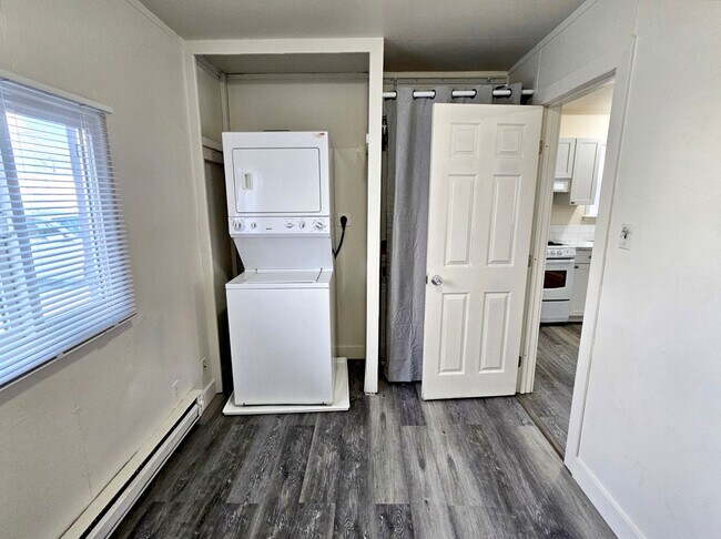 Building Photo - MOVE IN SPECIAL: 1/2 MONTHS RENT FREE- Washer/Dryer Included!
