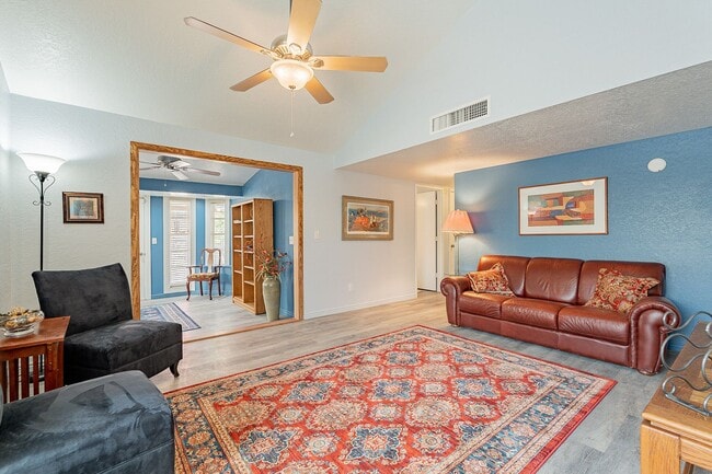 Building Photo - ATTRACTIVE  WEST CENTRAL 2 BEDROOM HOME W/...