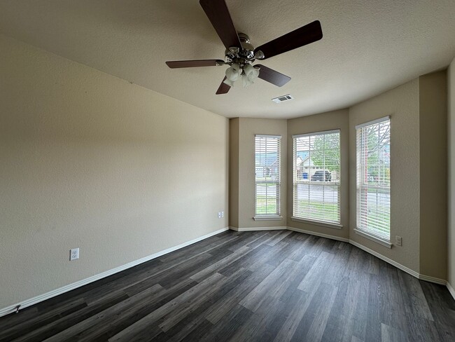 Building Photo - * Move-In Special * Gorgeous 3 bedroom 2 b...