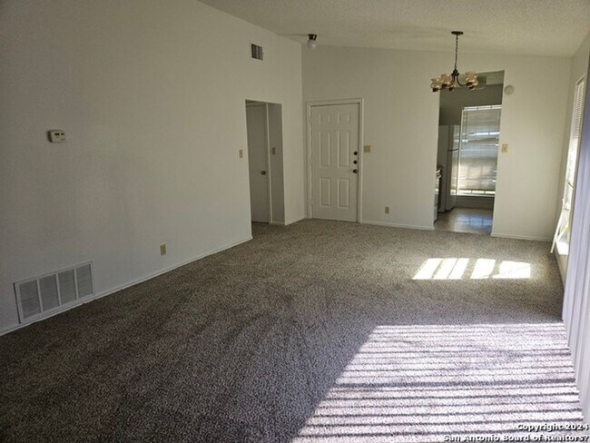 Building Photo - 2/2 Duplex